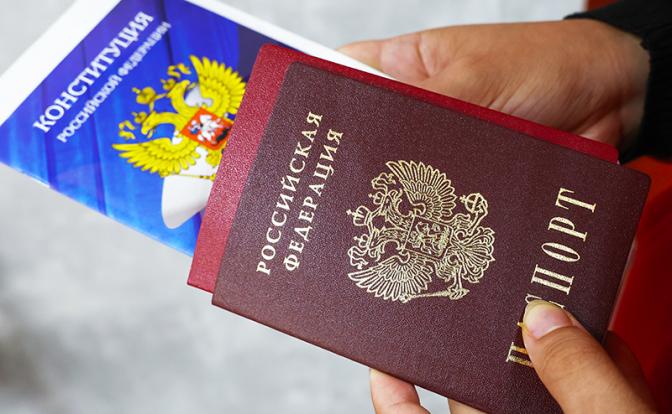 Паспорт не отнимут, но «звездить» запретят. Когда есть смысл лишать российского гражданства, а когда использовать другие методы внушения.